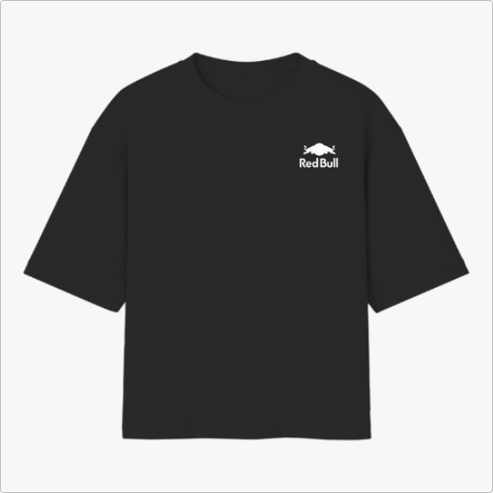 Camiseta com estampa frontal de um logotipo e nome em tamanho pequeno e estampa traseira de um piloto em ação com texto estilizado ao fundo.