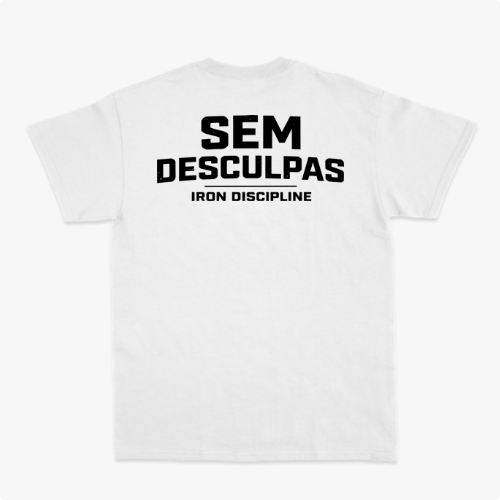 Camiseta com estampa frontal de "IRON DISCIPLINE" acompanhada de desenho de barras, e estampa traseira de "SEM DESCULPAS IRON DISCIPLINE" em letras destacadas.