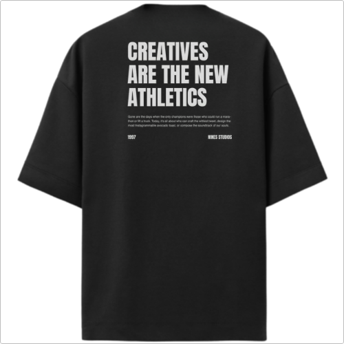 Camiseta com estampa frontal de texto pequeno "Creatives Are The New Athletics" e estampa traseira de texto "Creatives Are The New Athletics" com parágrafo explicativo.