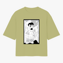 Camiseta com estampa frontal de personagem em estilo cartoon, com cabelo longo, fazendo sinal de paz em uma rua urbana com edifícios detalhados ao fundo.