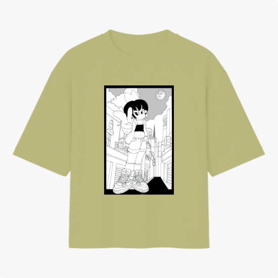 Camiseta com estampa frontal de personagem em estilo cartoon, com cabelo longo, fazendo sinal de paz em uma rua urbana com edifícios detalhados ao fundo.