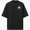 Camiseta com estampa frontal de logotipo com personagem e texto "BOY BIGORNA" e estampa traseira de personagem robótico em pose imponente com nome acima.