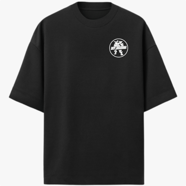 Camiseta com estampa frontal de logotipo com personagem e texto "BOY BIGORNA" e estampa traseira de personagem robótico em pose imponente com nome acima.