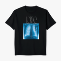 Camiseta com estampa frontal de raio-X de tórax humano, centrada sob uma tipografia estilizada com o nome "LORDE".