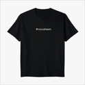 Camiseta com estampa frontal de "#roccateam" e estampa traseira de "PISCADOR DE LAMPADINHAS" e "#roccateam".