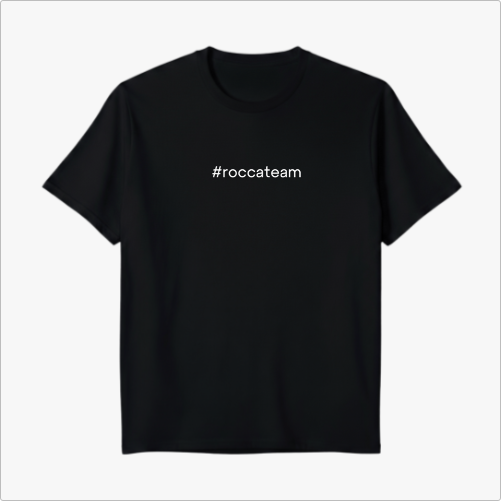 Camiseta com estampa frontal de "#roccateam" e estampa traseira de "PISCADOR DE LAMPADINHAS" e "#roccateam".