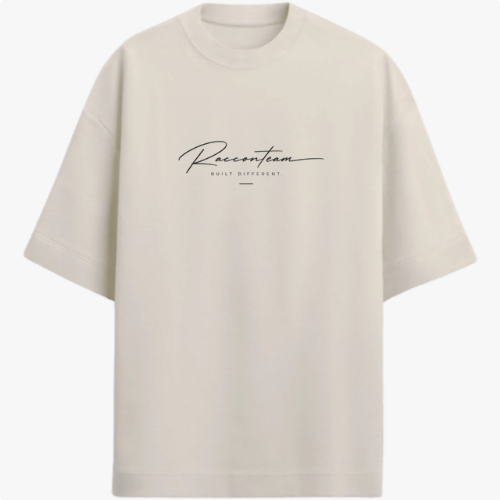 Camiseta com estampa frontal de lettering cursivo "Raceteam Built Different" e estampa traseira de iniciais sobrepostas em fonte de grande porte "RC TM".