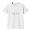 Camiseta com estampa frontal de texto estilizado em fonte gótica que diz "team nines", acompanhado por linhas de texto menores abaixo.