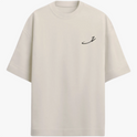 Camiseta com estampa frontal de traço curvado estilizado e estampa traseira de três máscaras teatrais, com uma sorrindo e duas expressando tristeza.