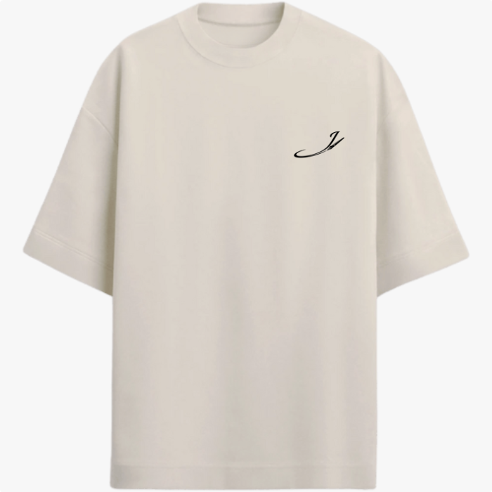 Camiseta com estampa frontal de traço curvado estilizado e estampa traseira de três máscaras teatrais, com uma sorrindo e duas expressando tristeza.