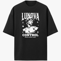 Camiseta com estampa frontal de busto de escultura clássica sob palavras estilizadas e símbolos gráficos dispersos, acompanhada de frase impactante.