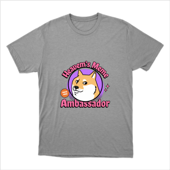 Camiseta com estampa frontal de cão estilizado em círculo lilás, com os dizeres "Heaven's Meme Ambassador" em rosa e estampa traseira de QR Code.