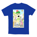 Camiseta com estampa frontal de personagem de cabelo verde e roupa casual em uma rua colorida, com sol sorridente no céu e detalhes urbanos vibrantes.