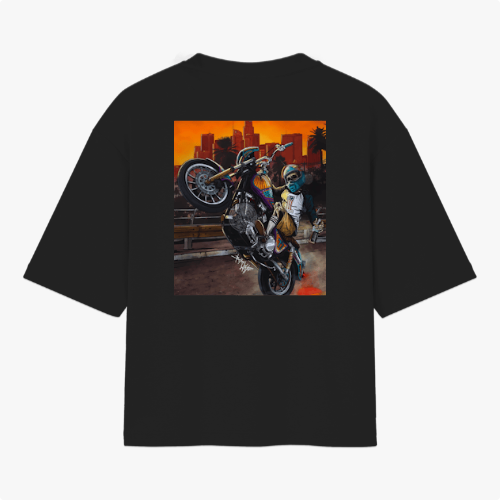 Camiseta com estampa frontal de texto estilizado e estampa traseira de cena urbana com motocicleta em ação, destacando personagens e skyline ao fundo.