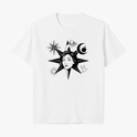 Camiseta com estampa frontal de uma bússola estilizada com rosto feminino central, acompanhada por estrelas, lua crescente, pomba e mão segurando uma rosa.