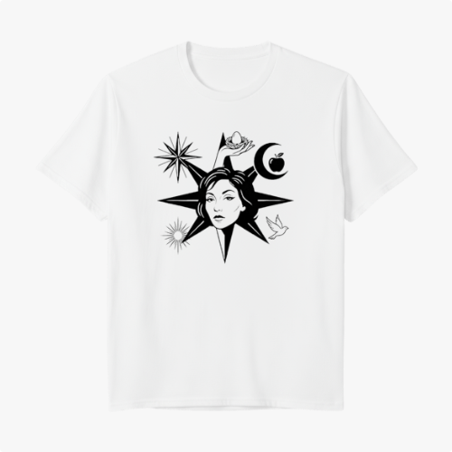 Camiseta com estampa frontal de uma bússola estilizada com rosto feminino central, acompanhada por estrelas, lua crescente, pomba e mão segurando uma rosa.