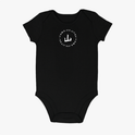 Body infantil com estampa frontal de círculo com texto repetido ao redor de um ícone central de uma mão fechada com o dedo polegar apontando para cima.