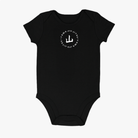 Body infantil com estampa frontal de círculo com texto repetido ao redor de um ícone central de uma mão fechada com o dedo polegar apontando para cima.