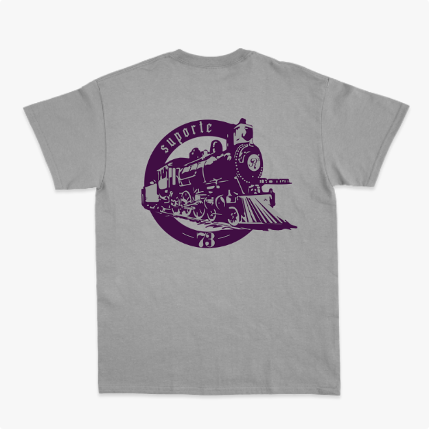 Camiseta com estampa frontal de locomotiva circular e texto "suporte 73", e estampa traseira maior similar, destacando detalhes vintage da locomotiva.
