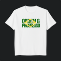 Camiseta com estampa frontal de "ORDEM & PROGRESSO" sobre uma bandeira fragmentada do Brasil e estampa traseira com "ELEVEN" e um pequeno símbolo.