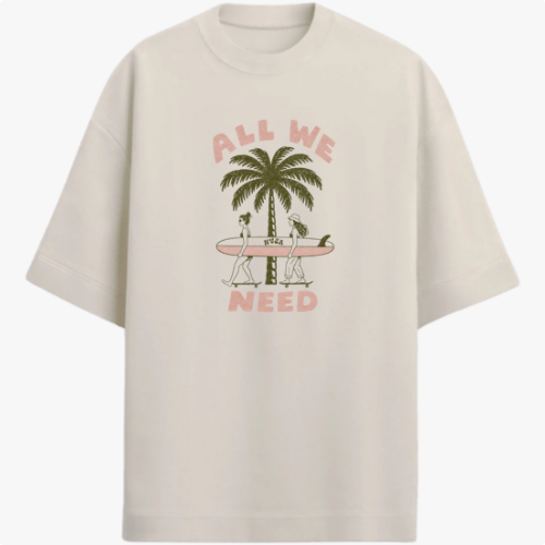 Camiseta com estampa frontal de duas pessoas carregando uma prancha de surfe diante de um coqueiro, acompanhada pela frase "ALL WE NEED".