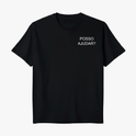 Camiseta com estampa frontal de "POSSO AJUDAR?" em letras maiúsculas discretas no peito e estampa traseira de "POSSO AJUDAR?" em letras maiores no centro.