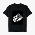 Camiseta com estampa frontal de um design abstrato e intricado, apresentando formas geométricas e linhas curvas que parecem se fundir em um padrão complexo.