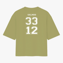 Camiseta com estampa frontal de frase inspiradora acompanhada de um brasão estilizado e estampa traseira com a palavra "SALMOS" acima dos números "33" e "12".