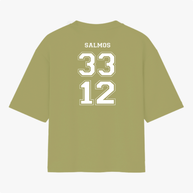 Camiseta com estampa frontal de frase inspiradora acompanhada de um brasão estilizado e estampa traseira com a palavra "SALMOS" acima dos números "33" e "12".