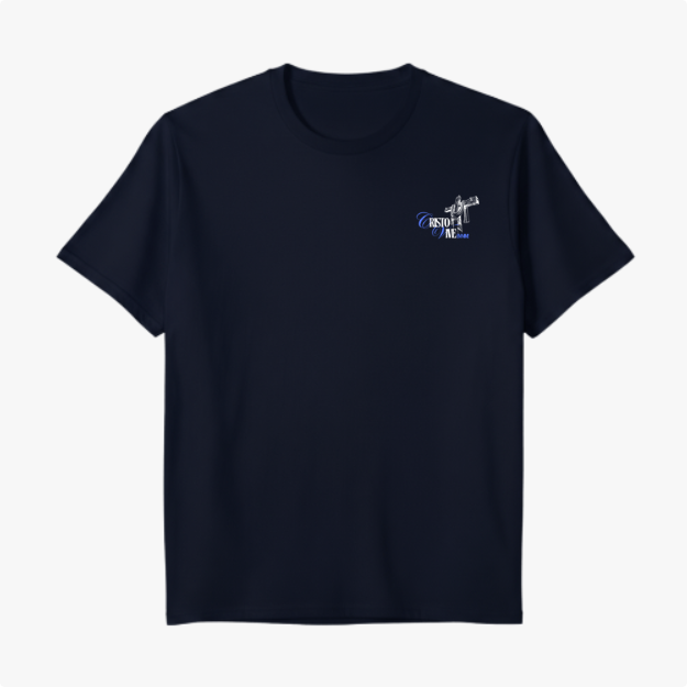 Camiseta com estampa frontal de slogan estilizado com o desenho de uma cruz e estampa traseira de rosto com coroa de espinhos e letras grandes.