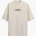 Camiseta com estampa frontal de "Seravia" estilizado e estampa traseira de espadas cruzadas sob asas abertas com símbolo circular no topo.