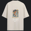 Camiseta com estampa frontal de símbolo com coroa e texto, e estampa traseira de carpa koi sob lua, cercada por águas e flores, com descrições.