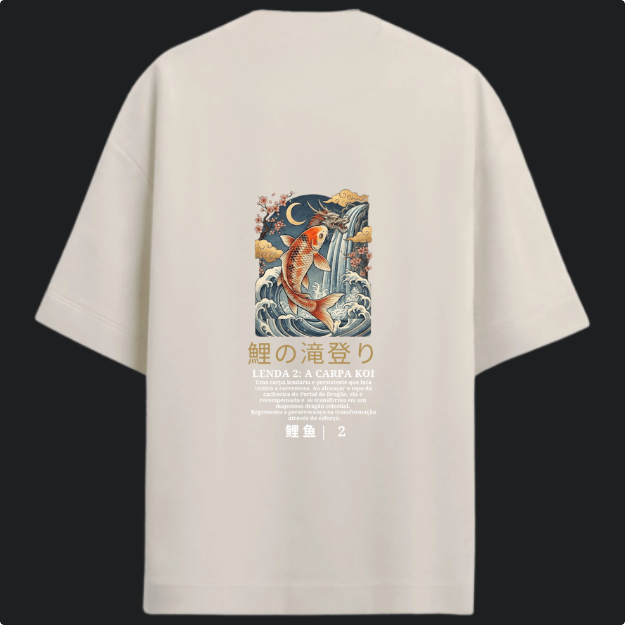 Camiseta com estampa frontal de símbolo com coroa e texto, e estampa traseira de carpa koi sob lua, cercada por águas e flores, com descrições.