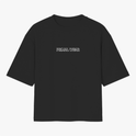 Camiseta com estampa frontal de texto "PRIMAL WEAR" e estampa traseira de guerreiro sentado ao lado de uma fogueira, com machado e fundo de caveiras.