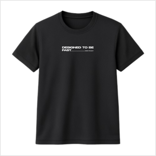Camiseta com estampa frontal de texto estilizado "DESIGNED TO BE FAST" seguido por uma linha horizontal e uma citação logo abaixo, em letras maiúsculas.