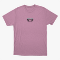 Camiseta com estampa frontal de texto com o design "Iron Discipline" em estilo gráfico robusto e moderno, destacando linhas fortes e elementos industriais.
