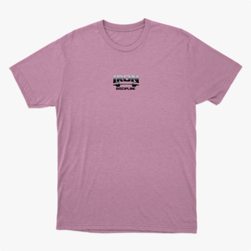 Camiseta com estampa frontal de texto com o design "Iron Discipline" em estilo gráfico robusto e moderno, destacando linhas fortes e elementos industriais.