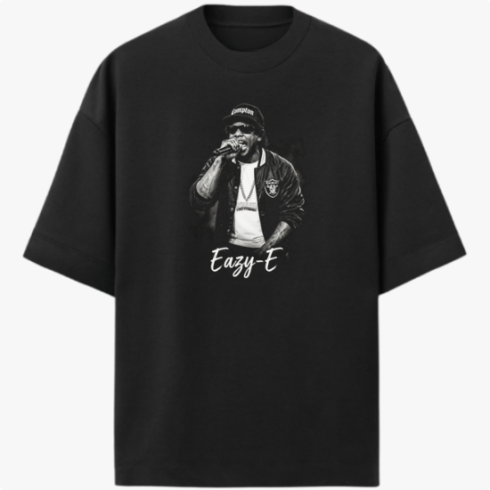 Camiseta com estampa frontal de um homem segurando um microfone, usando boné, óculos escuros e corrente, com a inscrição "Eazy-E" abaixo.