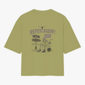 Camiseta com estampa frontal de texto "Basquete Bonito" com ícone de bola e estampa traseira de esqueleto em cenário de placas com frases sobre repescagem.
