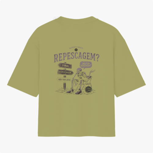 Camiseta com estampa frontal de texto "Basquete Bonito" com ícone de bola e estampa traseira de esqueleto em cenário de placas com frases sobre repescagem.