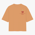 Camiseta com estampa frontal de inscrição e coração entrelaçado e estampa traseira de mão com linha vermelha e caracteres em estilo minimalista.