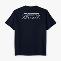 Camiseta com estampa frontal de brasão estilizado com listras e estrelas e estampa traseira de frase inspiradora em tipografia elegante.