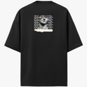 Camiseta com estampa frontal de uma escultura clássica com texto estilizado repetido e detalhe de rasgo, e estampa traseira similar ampliada e centralizada.