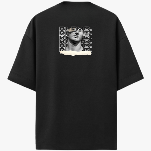 Camiseta com estampa frontal de uma escultura clássica com texto estilizado repetido e detalhe de rasgo, e estampa traseira similar ampliada e centralizada.