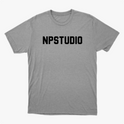 Camiseta com estampa frontal de texto estilizado "NPSTUDIO" em fonte sólida e de destaque centralizada, sem elementos adicionais visíveis.