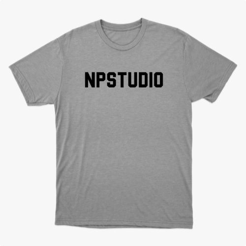 Camiseta com estampa frontal de texto estilizado "NPSTUDIO" em fonte sólida e de destaque centralizada, sem elementos adicionais visíveis.