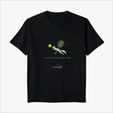 Camiseta com estampa frontal de uma figura correndo, acompanhada de uma raquete estilizada e bolinha de tênis, com texto e assinatura decorativos.