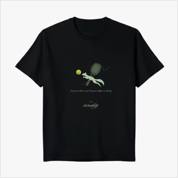 Camiseta com estampa frontal de uma figura correndo, acompanhada de uma raquete estilizada e bolinha de tênis, com texto e assinatura decorativos.