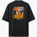 Camiseta com estampa frontal de círculo com letras geométricas e estampa traseira de texto central grande "AVIVA JOVEM" com chamas e referência bíblica.