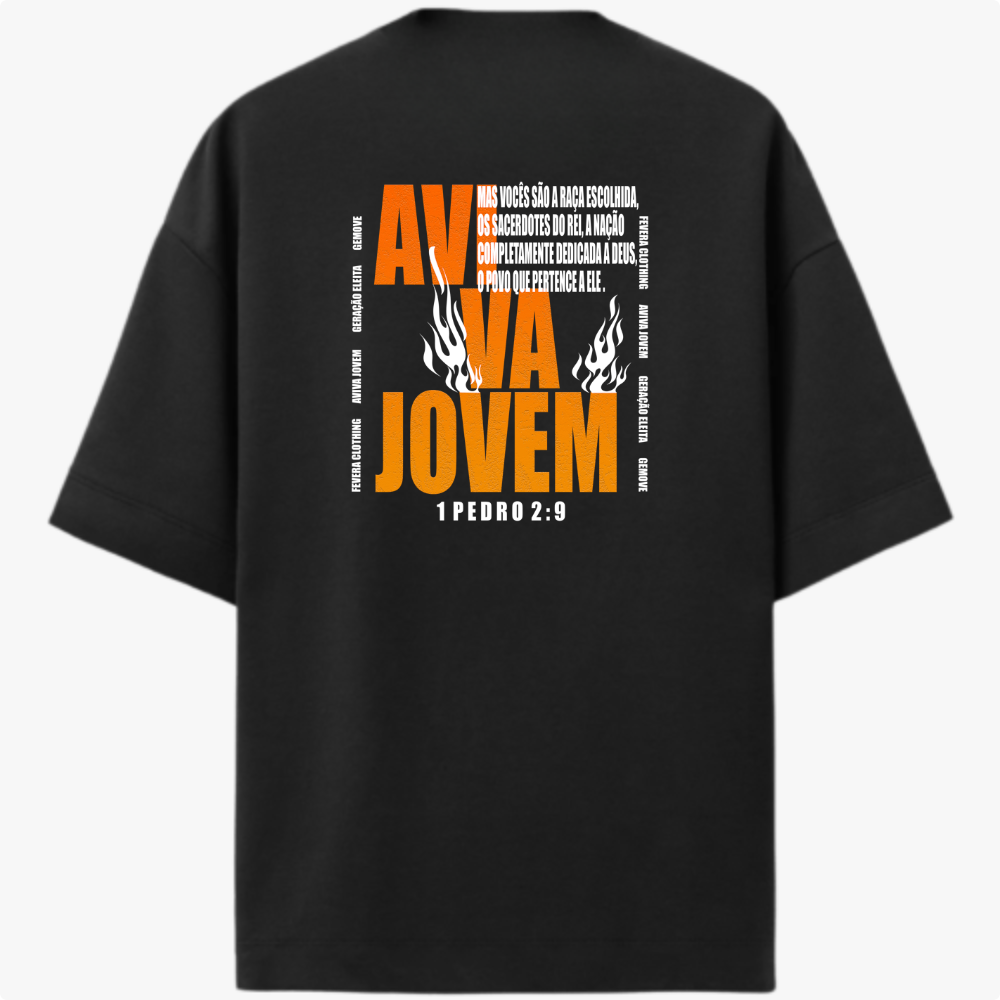 Camiseta com estampa frontal de círculo com letras geométricas e estampa traseira de texto central grande "AVIVA JOVEM" com chamas e referência bíblica.